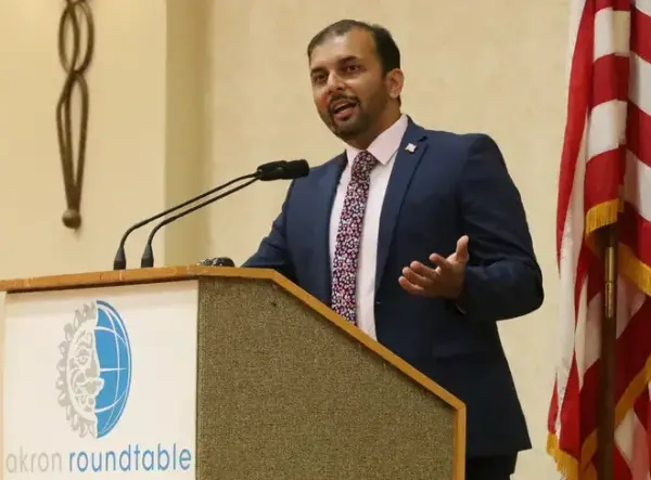 Qasim addresses the Akron Roundtable